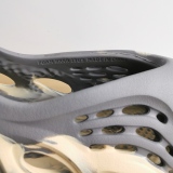 Y*eezy Foam Runner