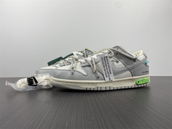 O*ff-W*hite x N*ike Dunk Low