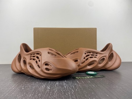 Y*eezy Foam Runner Flax HP5335