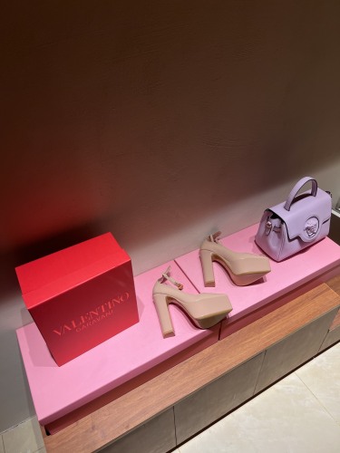 Women 𝑉*𝐴𝐿𝐸𝑁𝑇𝐼𝑁𝑂 Top Sneakers