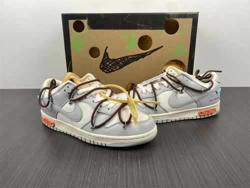 O*ff-W*hite x N*ike Dunk Low