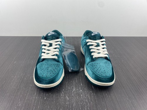 N*ike SB Dunk Low Green Velvet DZ5224-300