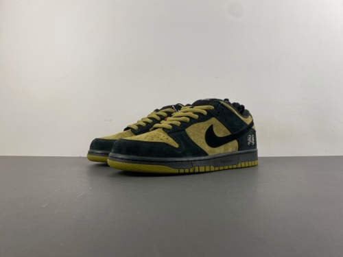 S*upreme x N*ike SB Dunk Low “Camper Green” HQ8487-300