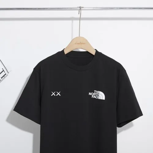 ノースフェイス XX KAWS 偽物 エンブロイダリー コットンTシャツ Noy44533