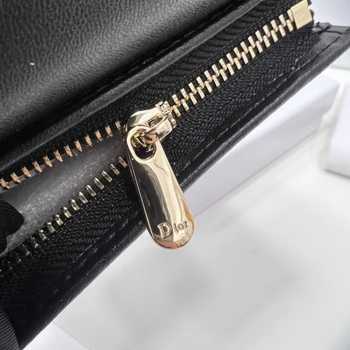 Diorコーナーの秋冬最新型出荷！【入手困難】