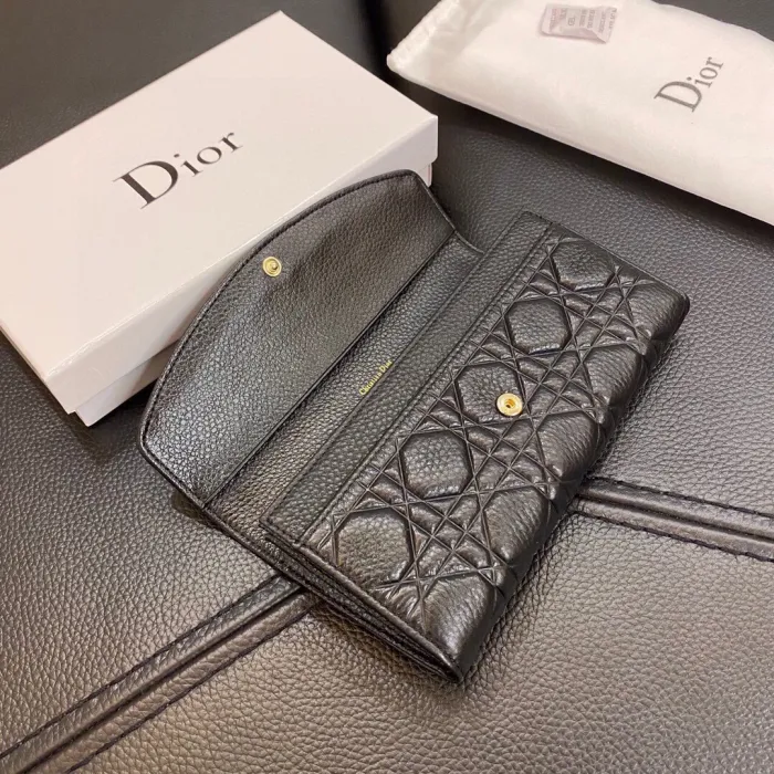 Diorレザー エンボスウォレット【50%オフ+送料無料】