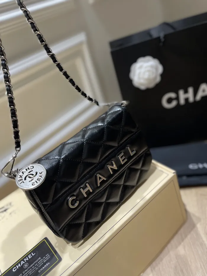 【CHANEL】シープスキンのクラシックなヴィンテージバッグ