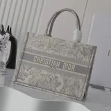 【韓国免税店購入】大人の定番美品「Dior Book Tote」定番デザインがおしゃれな刺繍トートバッグ