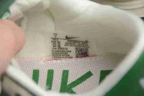 Sacai x Nike VaporWaffle 3.0 DD1875-102