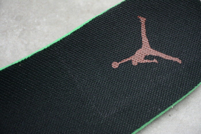 Air Jordan 1 Mid SE Gold Pendants Dark Beetroot CZ4385- 016