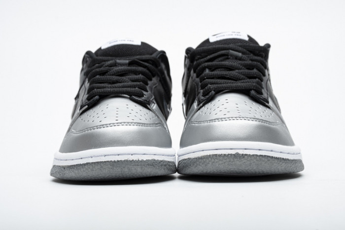 Nike SB Dunk Low Supreme Metallic Silver