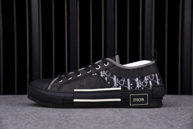 D10R B23 OBLIQUE LOW TOP SNEAKER