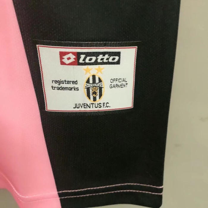 Juventus Retro Pink Goalkeeper Jersey 2002/03