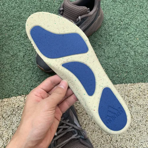 Kicks_Liu  Yeezy 700  sneaker