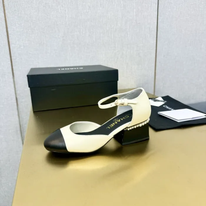 Kicks_Liu C*hanel  slippers