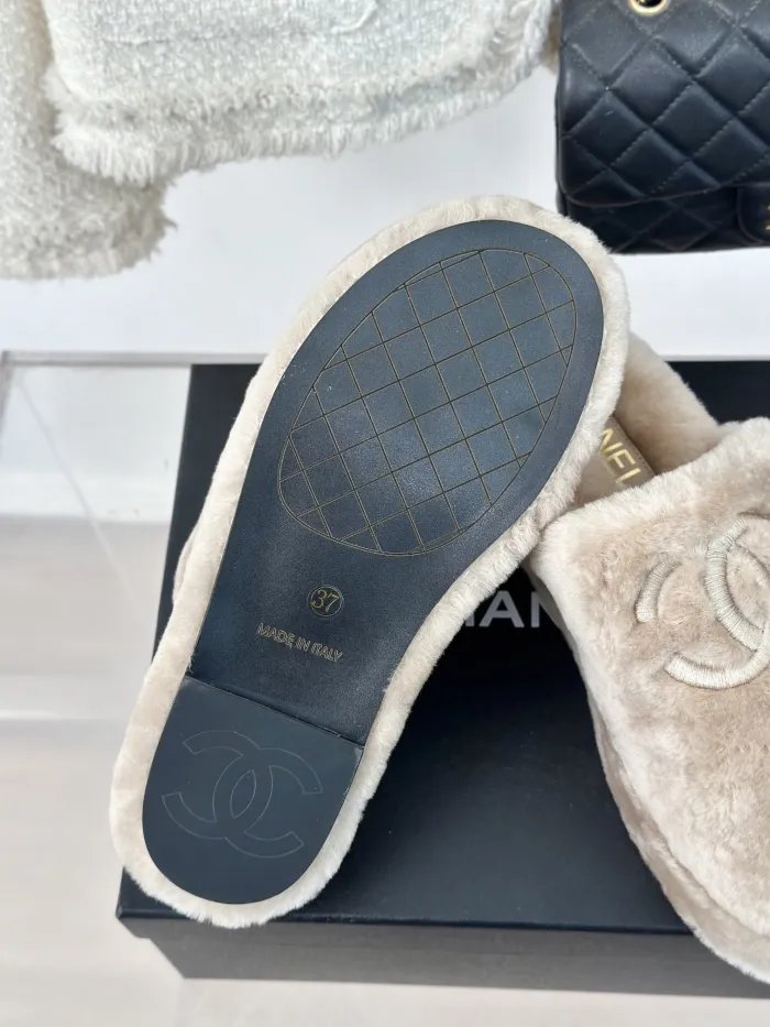Kicks_Liu C*hanel   slippers