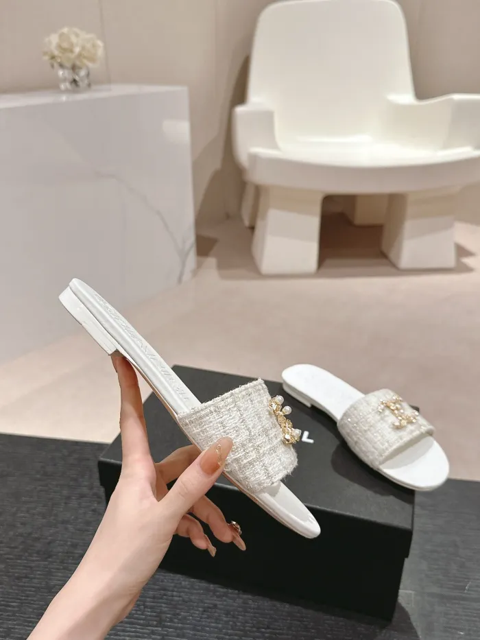 Kicks_Liu C*hanel   slippers