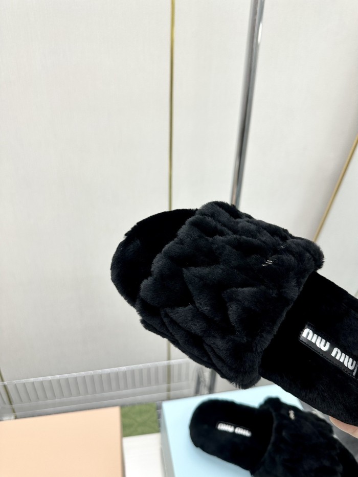 Kicks_Liu M*iu Miu  slippers
