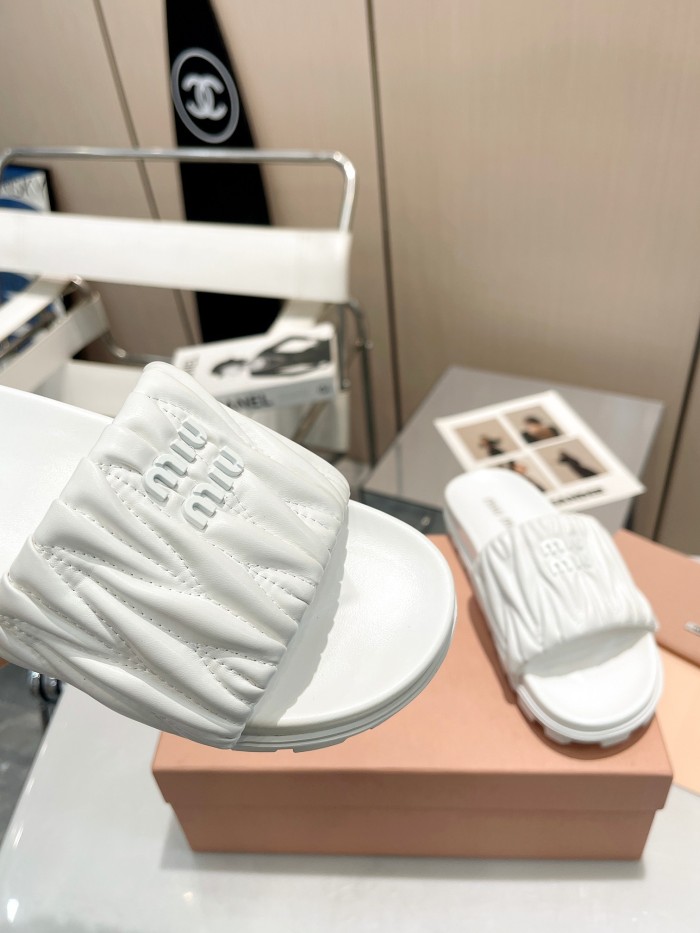 Kicks_Liu M*iu Miu  slippers