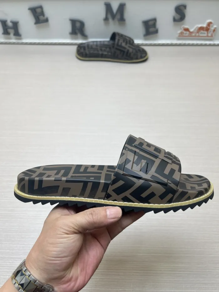 Kicks_Liu F*endi   slippers
