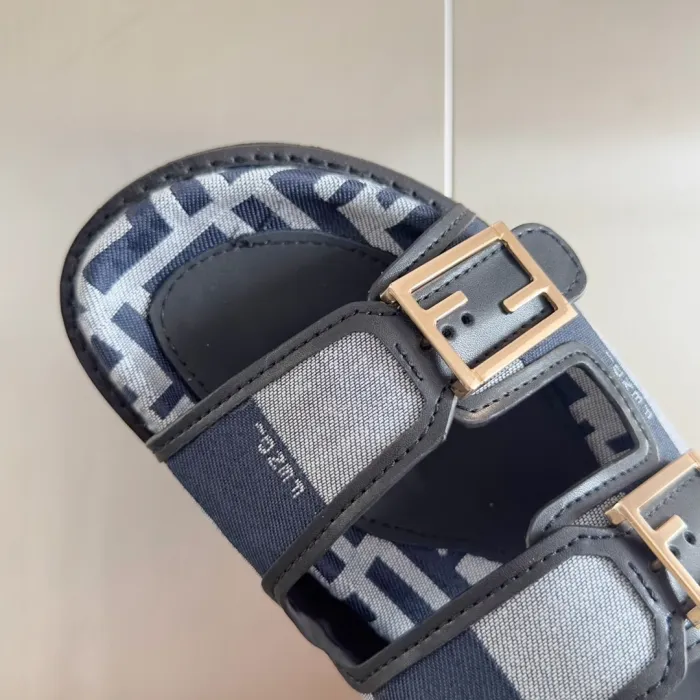 Kicks_Liu F*endi   slippers