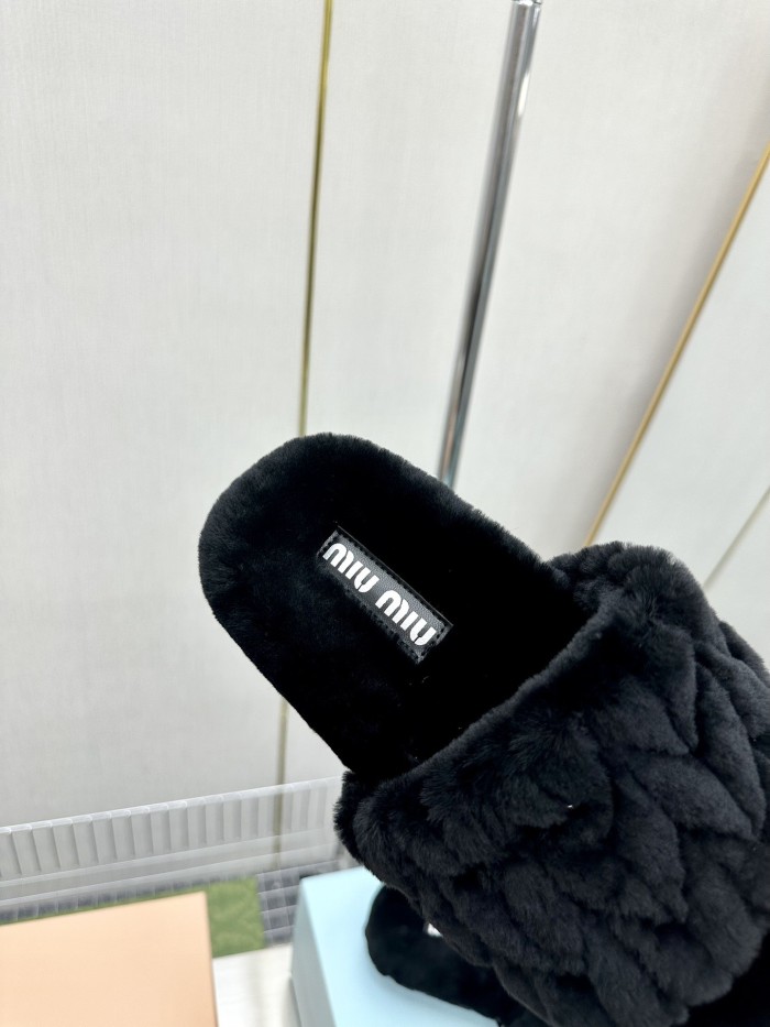 Kicks_Liu M*iu Miu  slippers