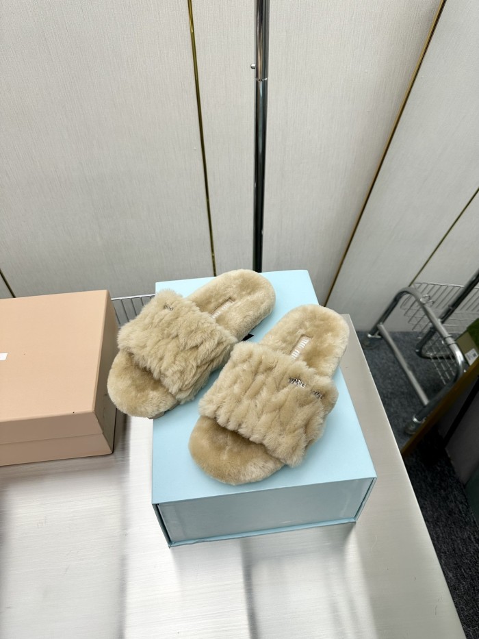 Kicks_Liu M*iu Miu  slippers