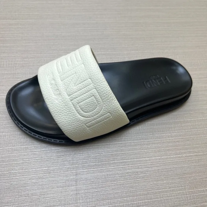 Kicks_Liu F*endi   slippers