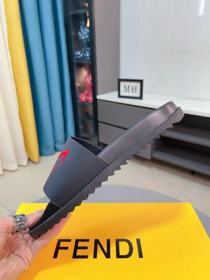 Kicks_Liu F*endi   slippers