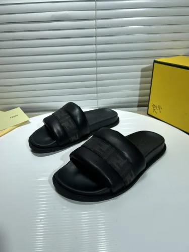 Kicks_Liu F*endi   slippers