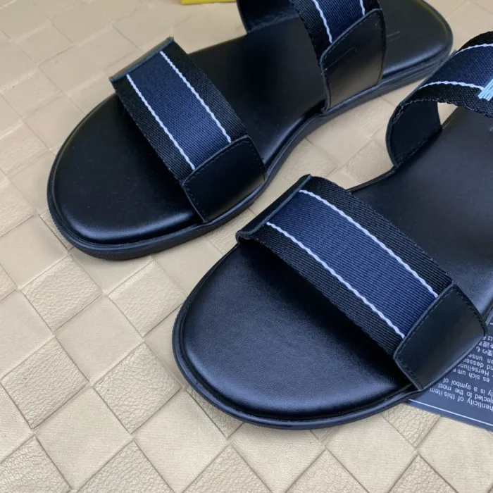 Kicks_Liu F*endi   slippers