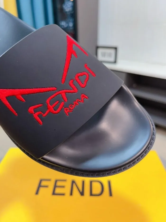 Kicks_Liu F*endi   slippers