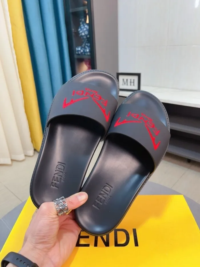 Kicks_Liu F*endi   slippers