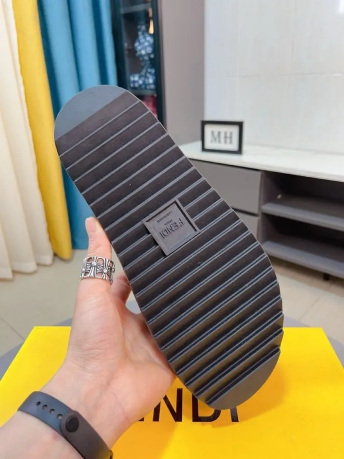 Kicks_Liu F*endi   slippers