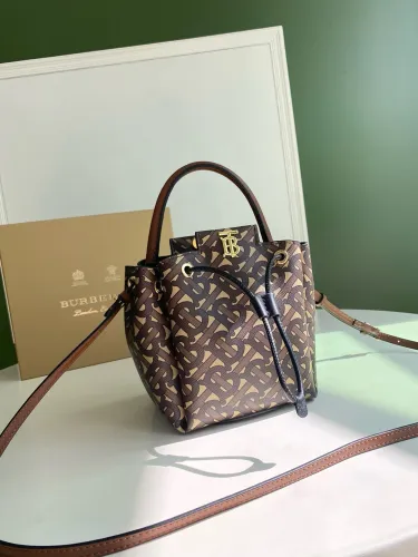 (Kicks Liu) B*urberry  Crossbody bag  Top Quality 16x15x17.5cm