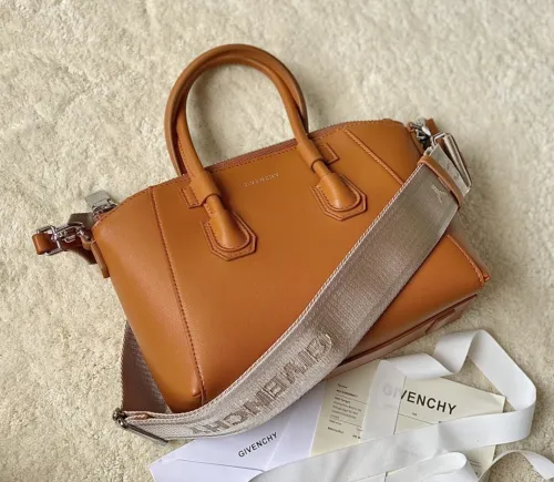 Kicks Liu  G*ivenchy Crossbody bag  Top Quality 22x5x18cm