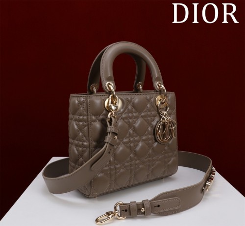 (Kicks Liu)  D*ior  bag  Top Quality  20*16*8cm