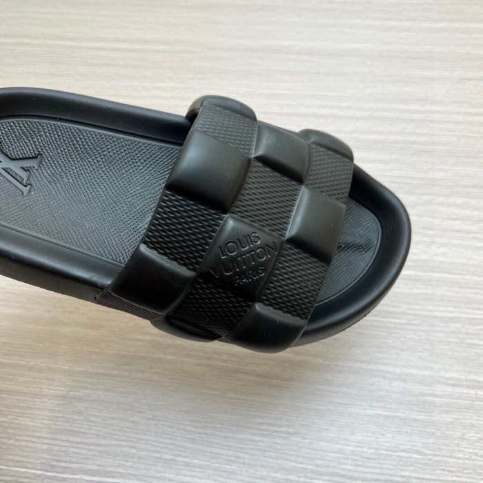 Kicks_Liu  L*ouis V*uitton  slippers