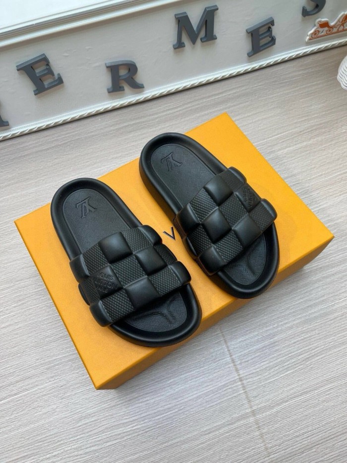 Kicks_Liu  L*ouis V*uitton  slippers