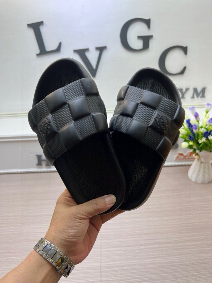 Kicks_Liu  L*ouis V*uitton  slippers