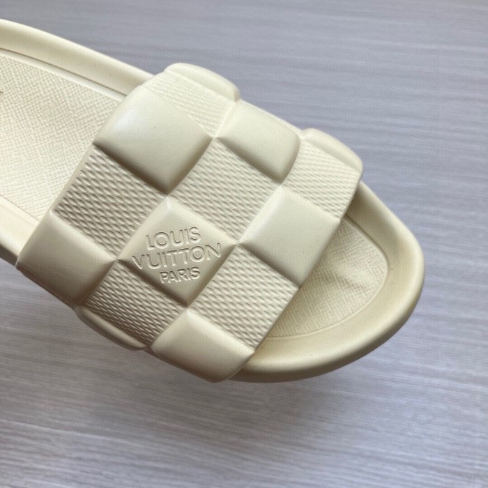 Kicks_Liu  L*ouis V*uitton  slippers