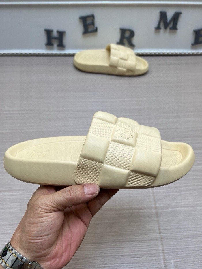 Kicks_Liu  L*ouis V*uitton  slippers