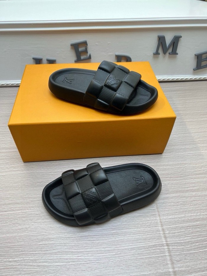 Kicks_Liu  L*ouis V*uitton  slippers