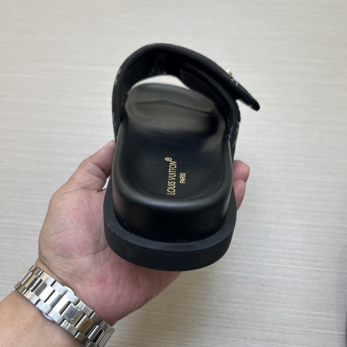 Kicks_Liu  L*ouis V*uitton  slippers