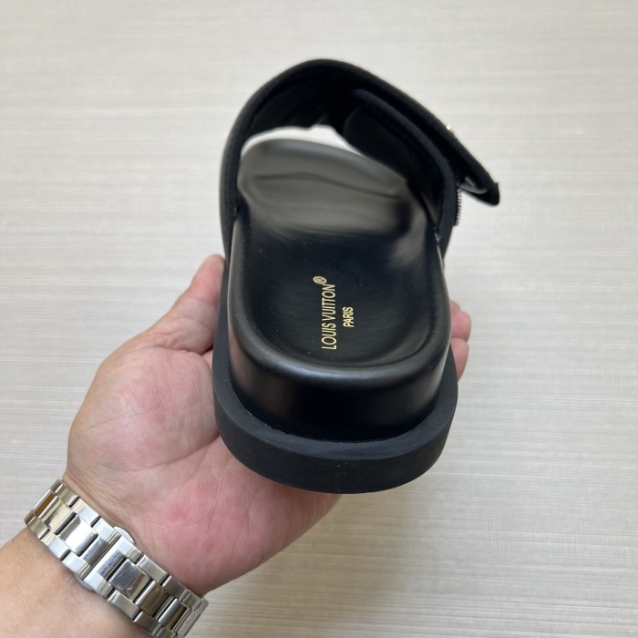 Kicks_Liu  L*ouis V*uitton  slippers