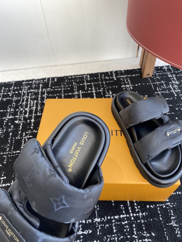 Kicks_Liu  L*ouis V*uitton  slipppers