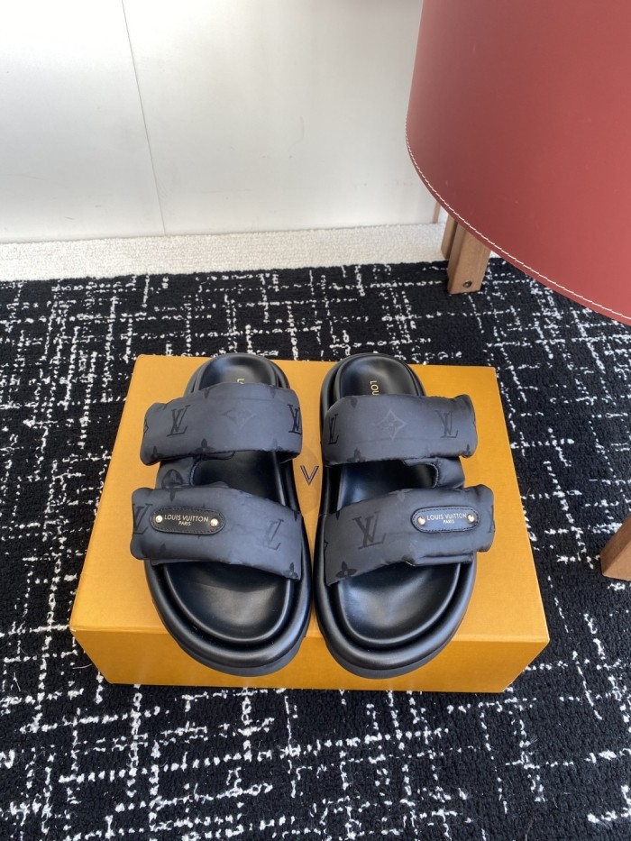 Kicks_Liu  L*ouis V*uitton  slipppers