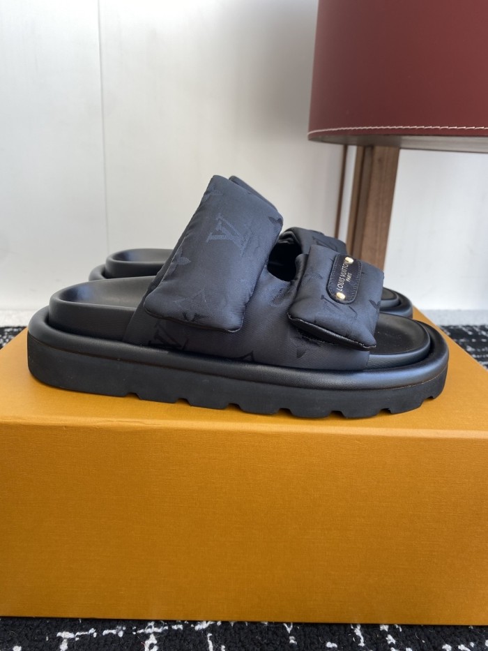 Kicks_Liu  L*ouis V*uitton  slipppers