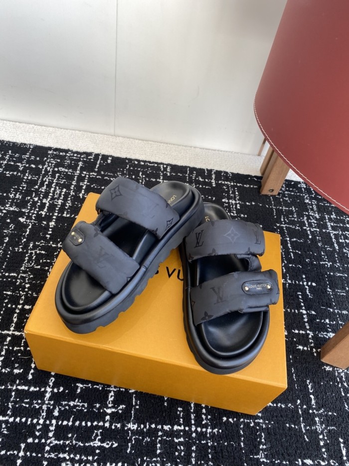 Kicks_Liu  L*ouis V*uitton  slipppers