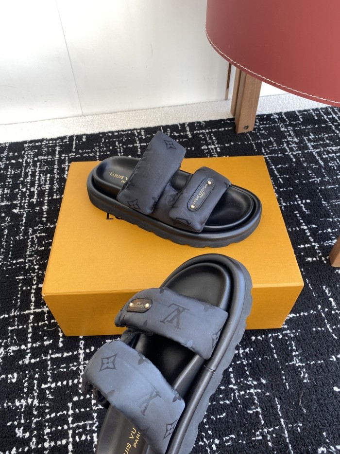 Kicks_Liu  L*ouis V*uitton  slipppers
